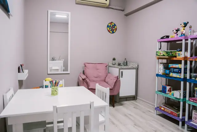 Sala 102 da Willtay em Brusque: ambiente preparado para atendimentos com crianças, com mesa infantil e brinquedos