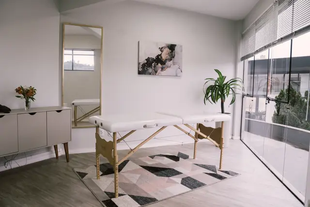 Sala 110 da Willtay em Brusque: sala com maca, espelho e janela ampla