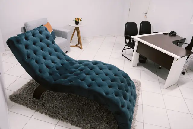 Sala 204 da Willtay em Brusque: divã capitonê, puff, poltrona e mesa de trabalho