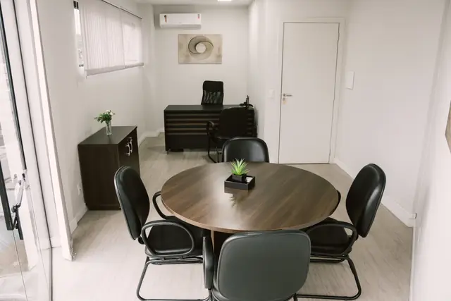 Sala 212 da Willtay em Brusque: mesa redonda para quatro pessoas e mesa de trabalho